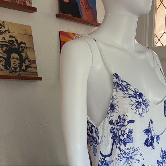 Swing/babydoll dress with an adorable blue and white floral  design throughout - Picture 4 of 7